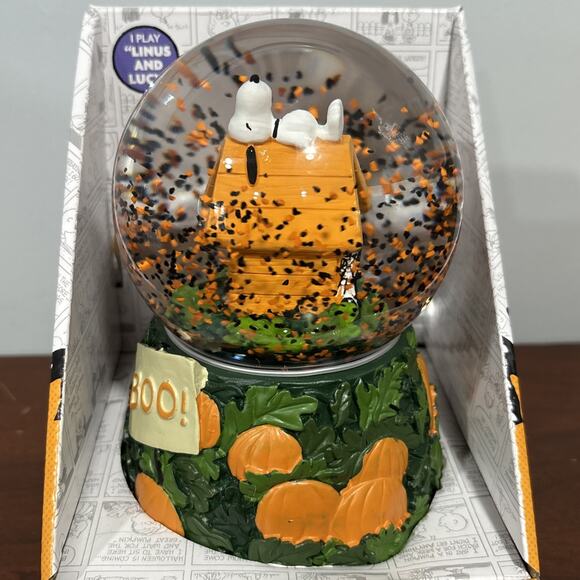 Snoopy Peanuts Halloween Snow Globe BOO Music Snowmotion Wind Up New In Box - Picture 5 of 7